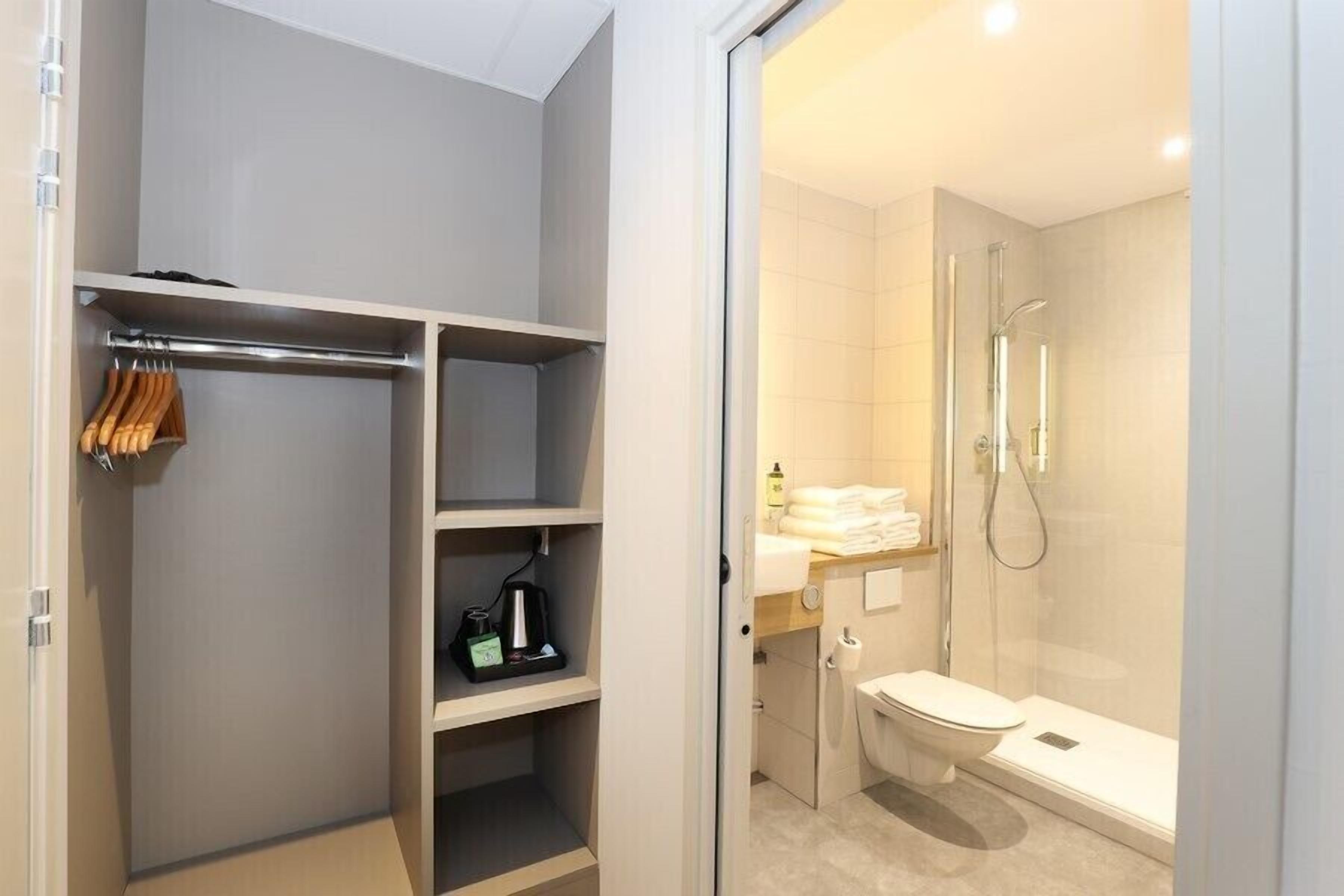 chambre familiale supérieure | premium bedding, desk, blackout curtains, soundproofing