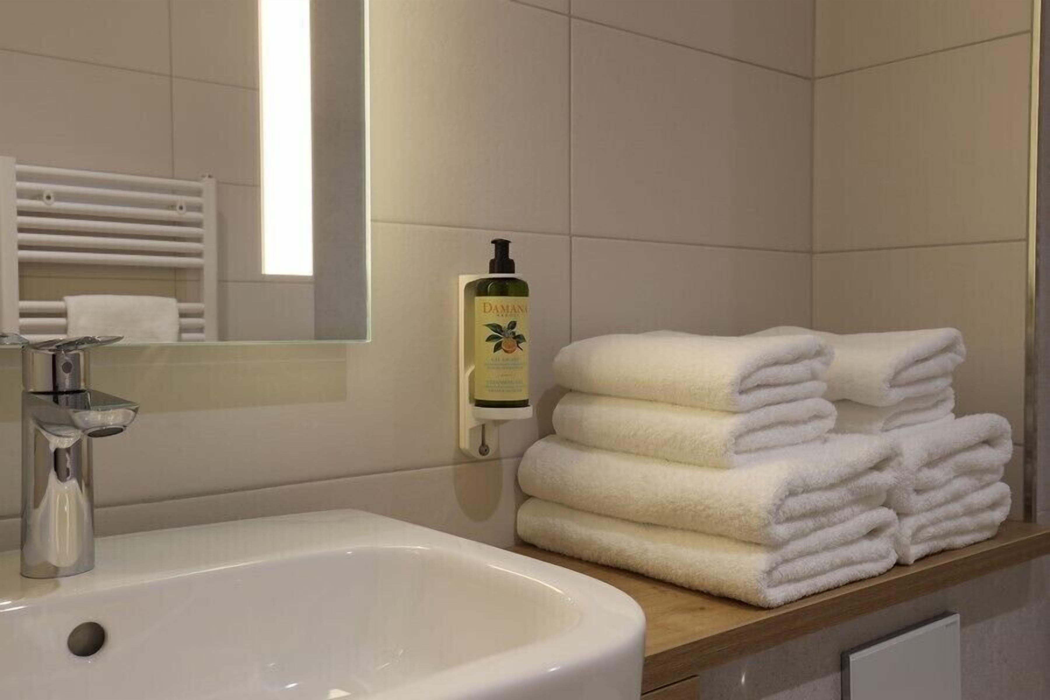 chambre junior suite | bathroom | shower, hair dryer, towels, soap
