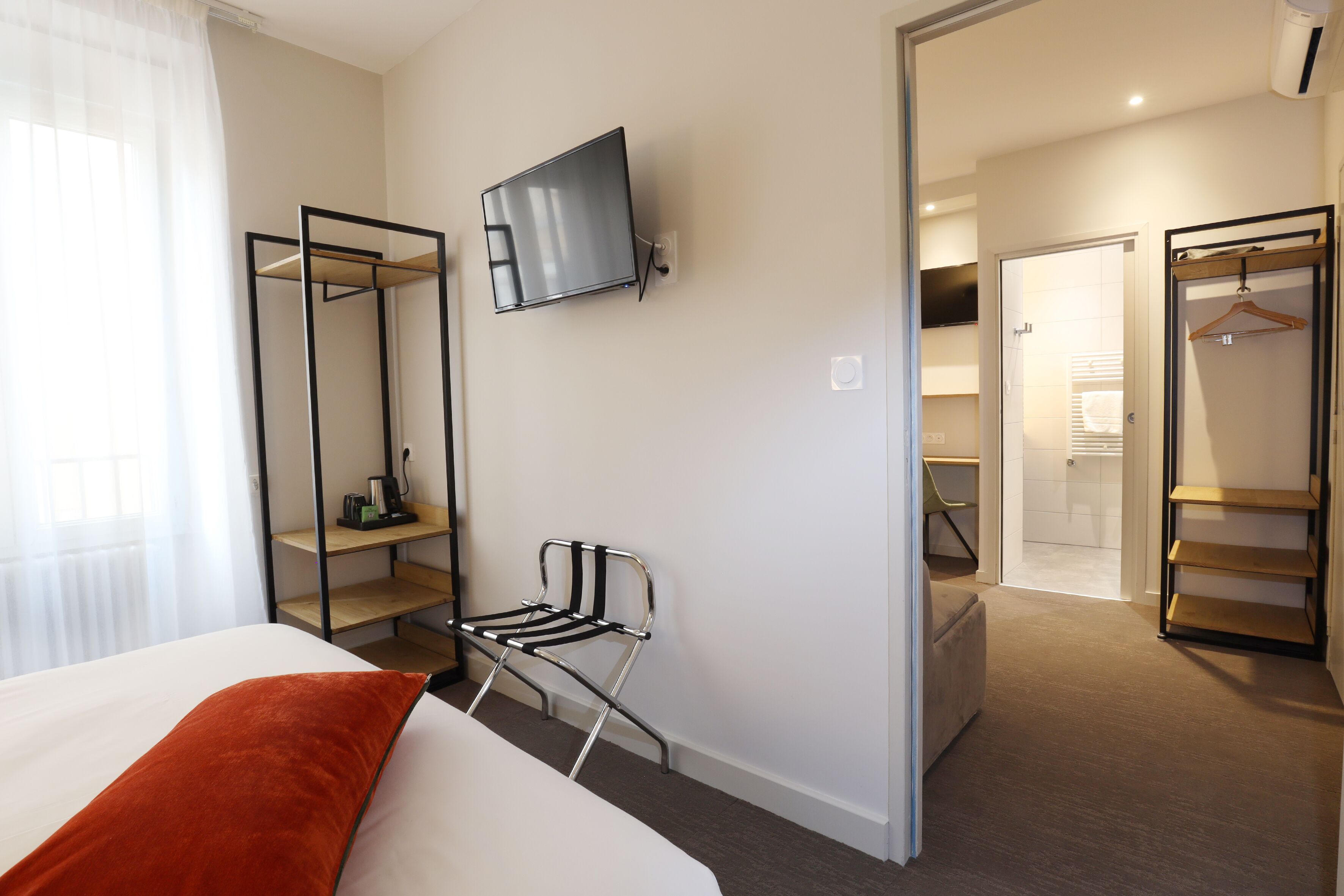 chambre junior suite | premium bedding, desk, blackout curtains, soundproofing