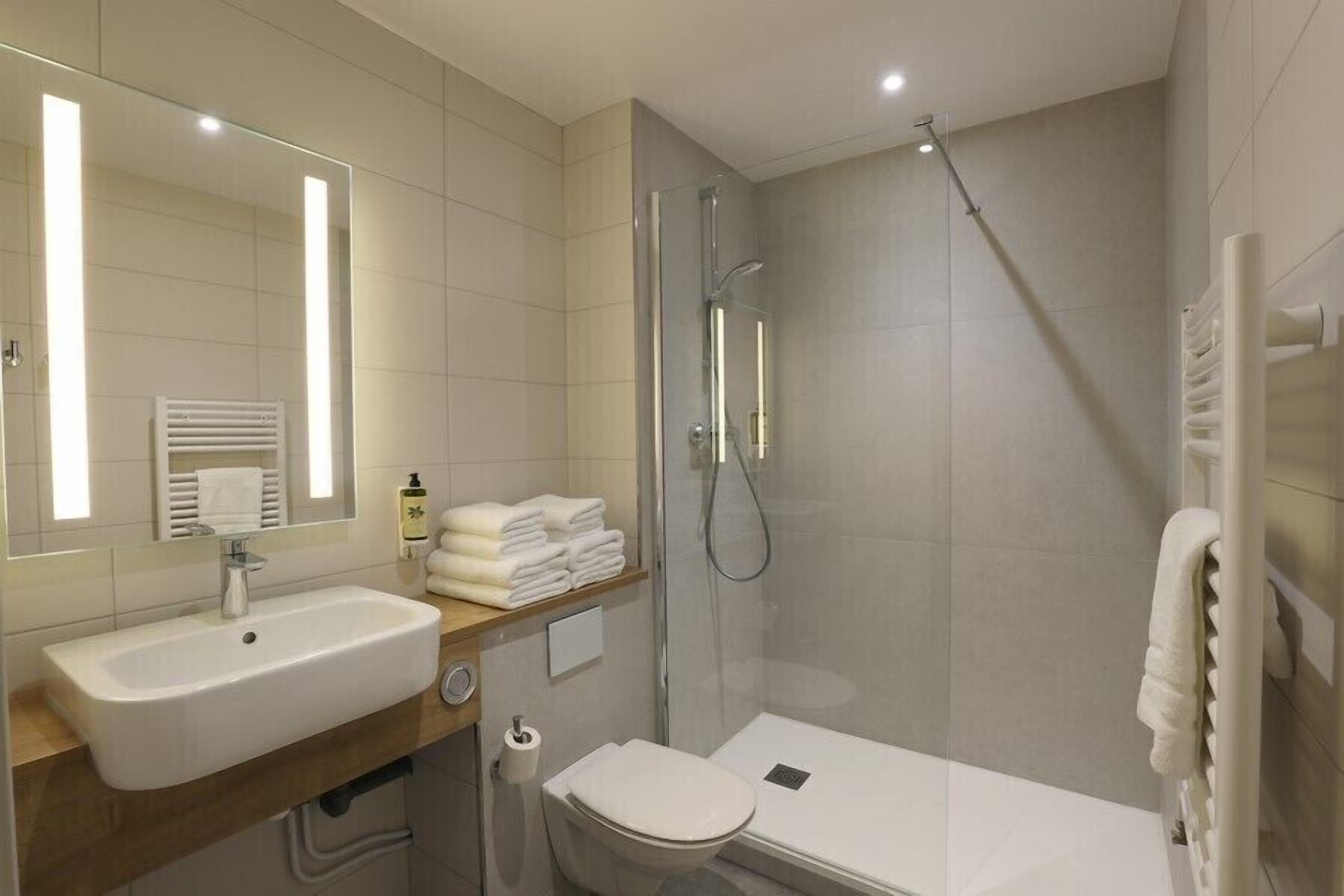 chambre familiale supérieure | bathroom | shower, hair dryer, towels, soap