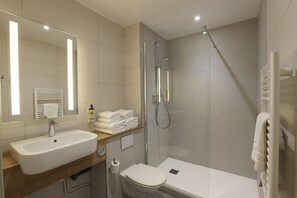 Chambre Familiale Supérieure | Bad | Dusj, hårføner, håndklær og såpe