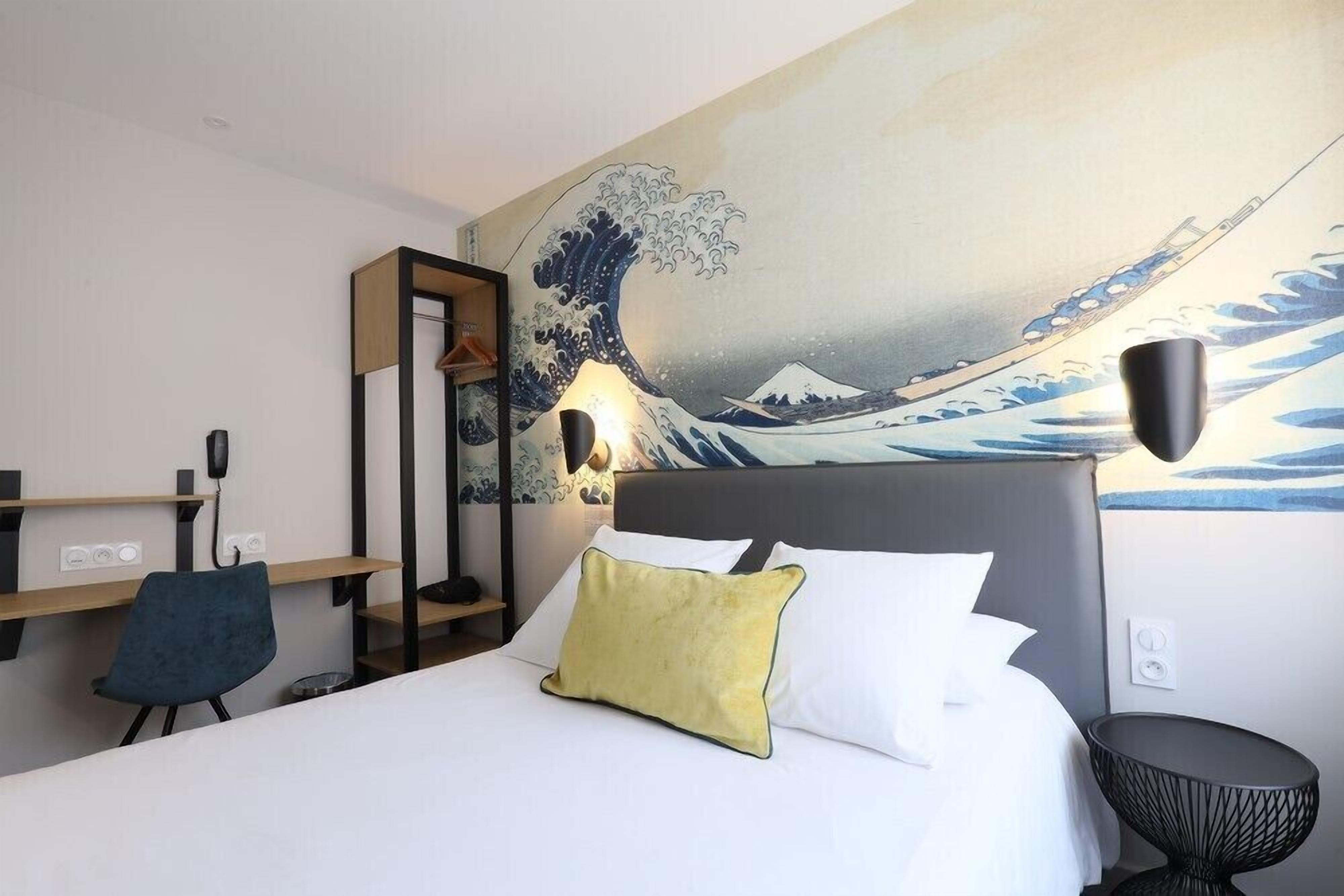 Literie de qualité supérieure, bureau, rideaux occultants