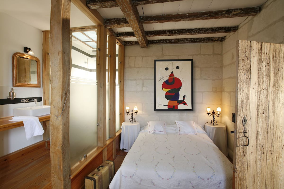 Classic Double Room | Bathroom | Free toiletries, hair dryer, bathrobes, towels