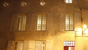 Façade de l’hébergement - soirée/nuit