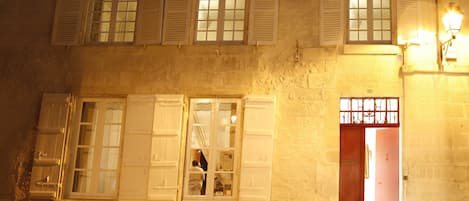 Façade de lâhĂ©bergement â soirĂ©e/nuit