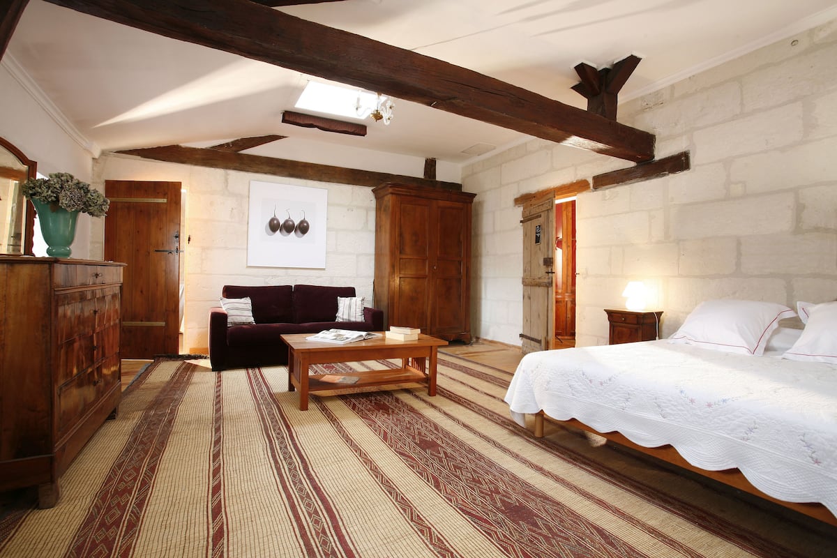Suite | Egyptian cotton sheets, premium bedding, individually decorated