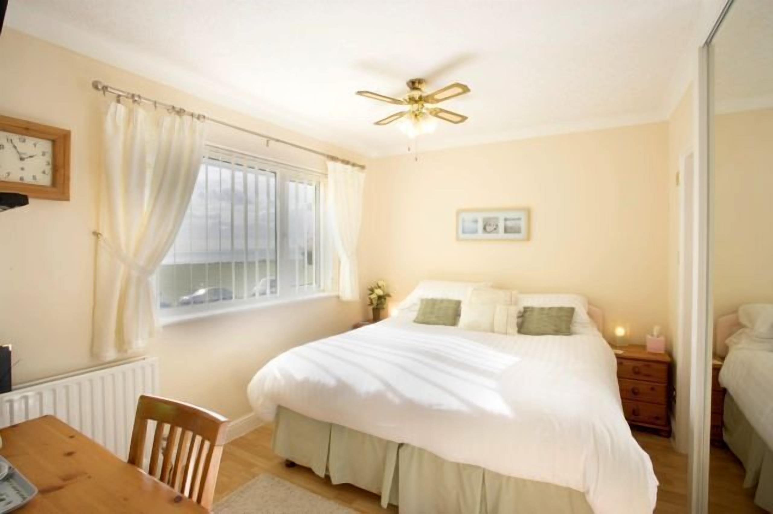 Iron/ironing board, free WiFi, bed sheets