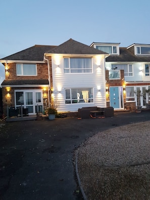 Fassade der Unterkunft – Abend/Nacht