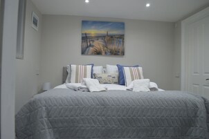 Tabla de planchar con plancha, wifi gratis y ropa de cama 