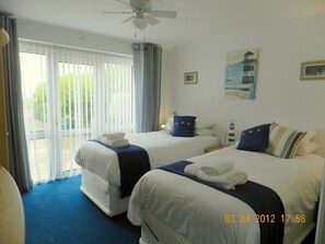 Iron/ironing board, free WiFi, bed sheets - Watersedge Guest House (New Milton)