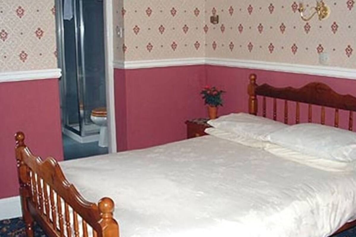 Standard Double Room, 1 Double Bed (Shared) | Iron/ironing board (on request), WiFi (free)