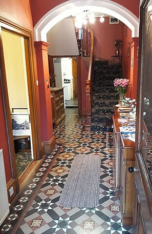 Interior detail - OYO Cedar Villa Guest House (Inverness)