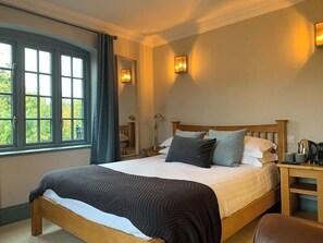 Peralatan tempat tidur premium, dihias secara berasingan 