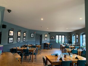 Dîner et souper servis sur place, vue sur le jardin 