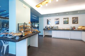 Desayuno buffet todos los días (con cargo) 