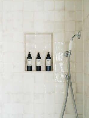 Bathroom - The Queen's Head (Salisbury)