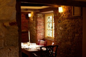 Interior - The Queen's Head (Salisbury)