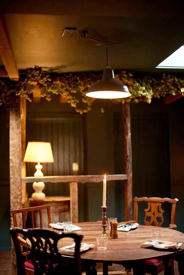 Interior - The Queen's Head (Salisbury)