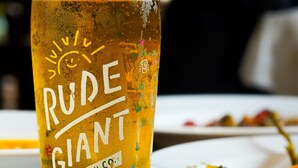 Une bouteille de bière dont l’étiquette porte l’inscription « RUDE GIANT BREW CO. »