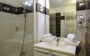 Combined shower/bathtub, hair dryer, towels - Lagrange Apart'HOTEL Montpellier Millénaire (Montpellier)