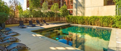 Een seizoensgebonden buitenzwembad