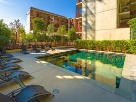 Una piscina al aire libre de temporada