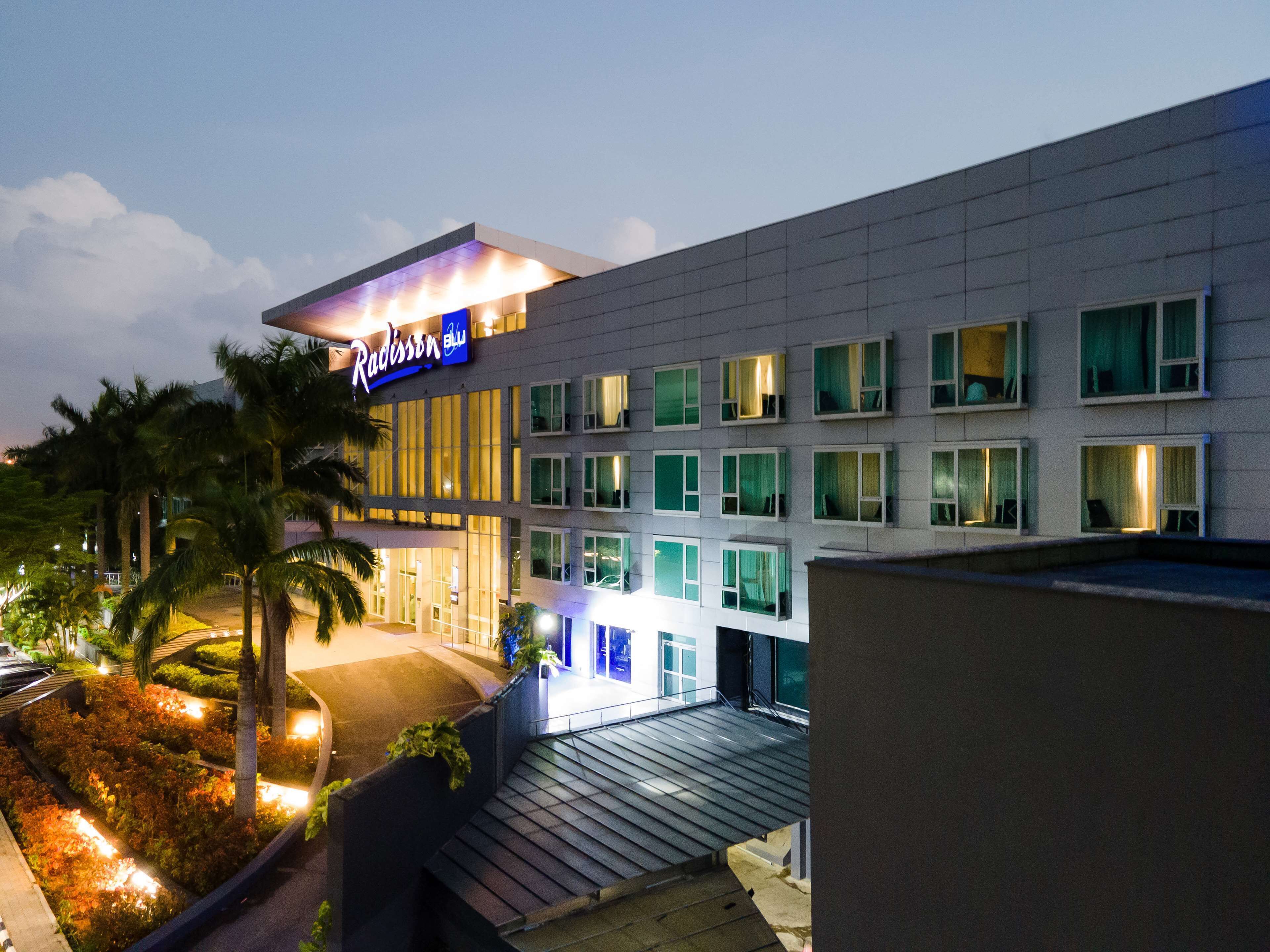 Un moderno edificio de hotel con un letrero que dice "Radisson Blu".