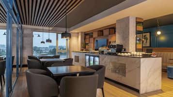 3 bars i un bar al costat de la piscina