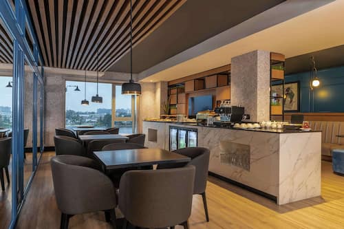3 bars/lounges, poolside bar
