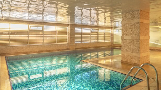 Indoor pool, sun loungers - Point Hotel Baku (Baku)