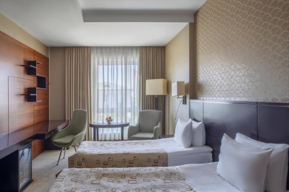 Standard Twin Room | Hypo-allergenic bedding available, minibar, in-room safe, desk