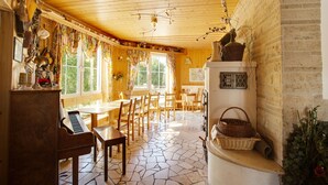 Une pièce chaleureuse avec un piano, des meubles en bois et un mur en briques.