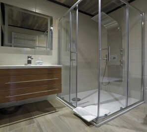 Shower, bathrobes, towels - Hotel Reiterhof Altmühlsee (Gunzenhausen)