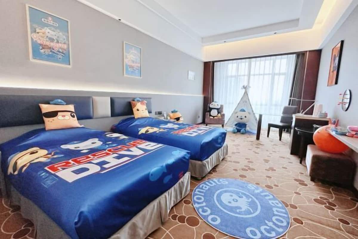 Minibar, in-room safe