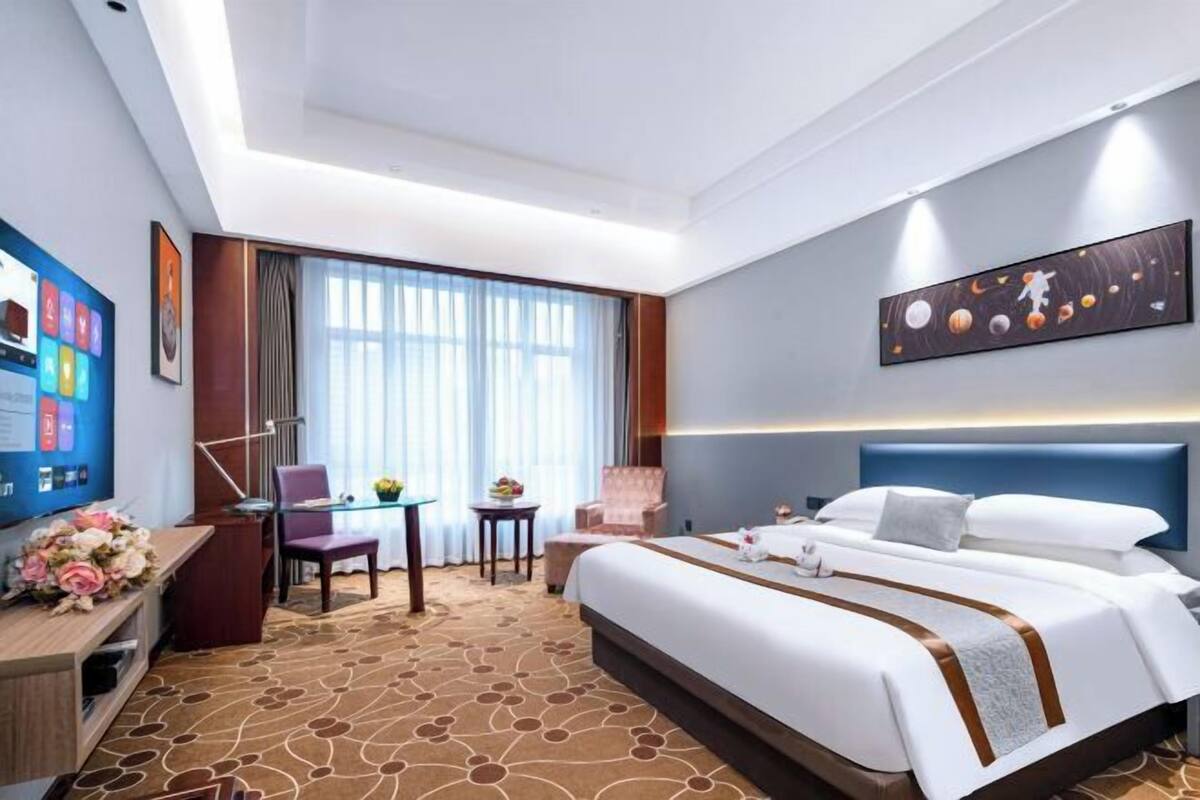 Minibar, in-room safe