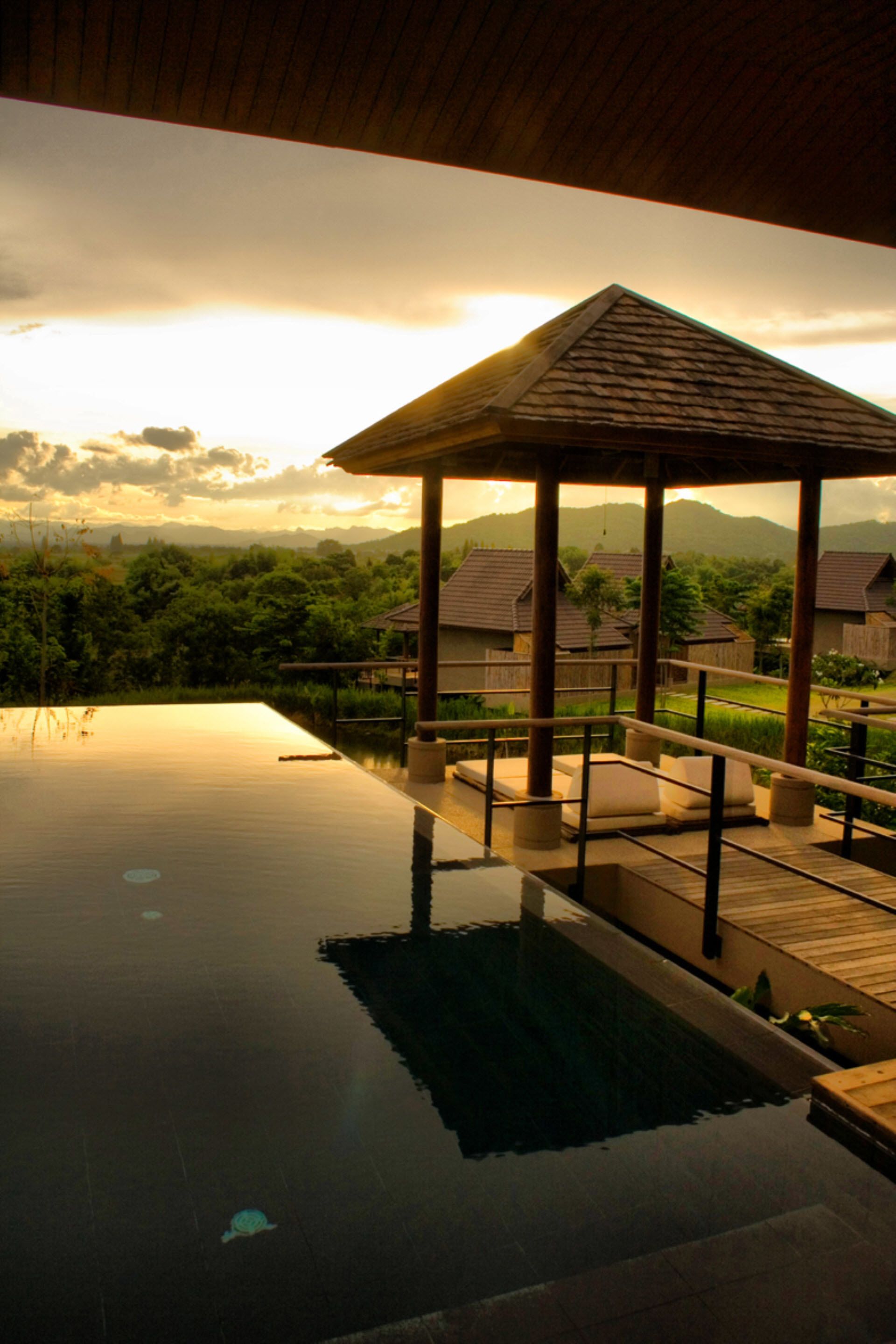 Hồ bơi ngoài trời 