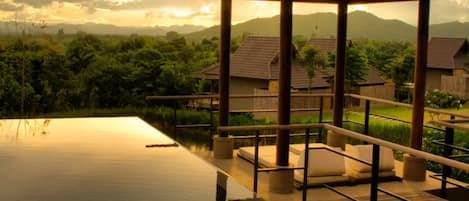 Hồ bơi ngoài trời