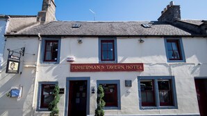 A building with a sign reading "FISHERMAN'S TAVERN HOTEL". - Fisherman's Tavern Hotel - Inn by Greene King Inns (Dundee)