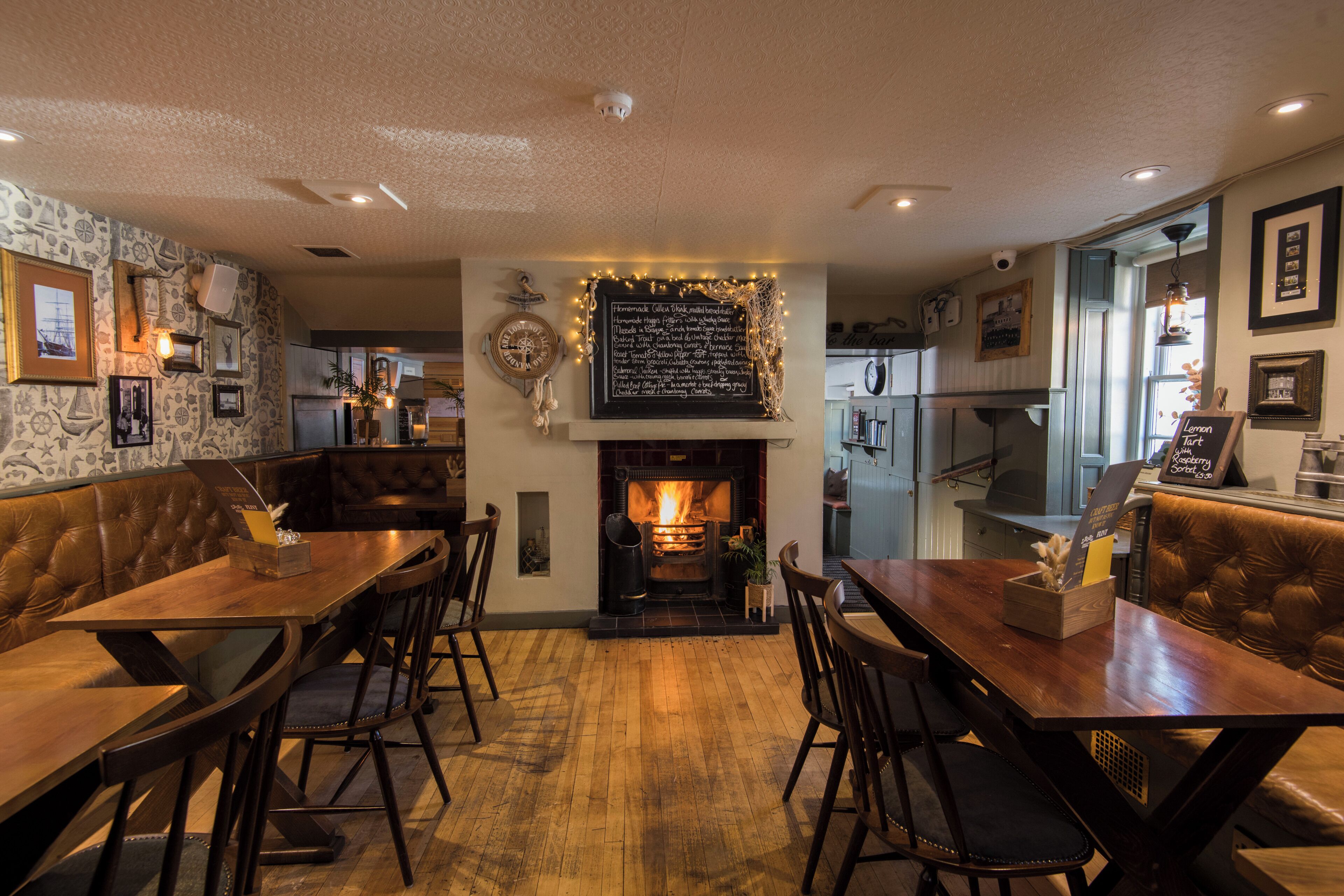 供应早餐、午餐和晚餐