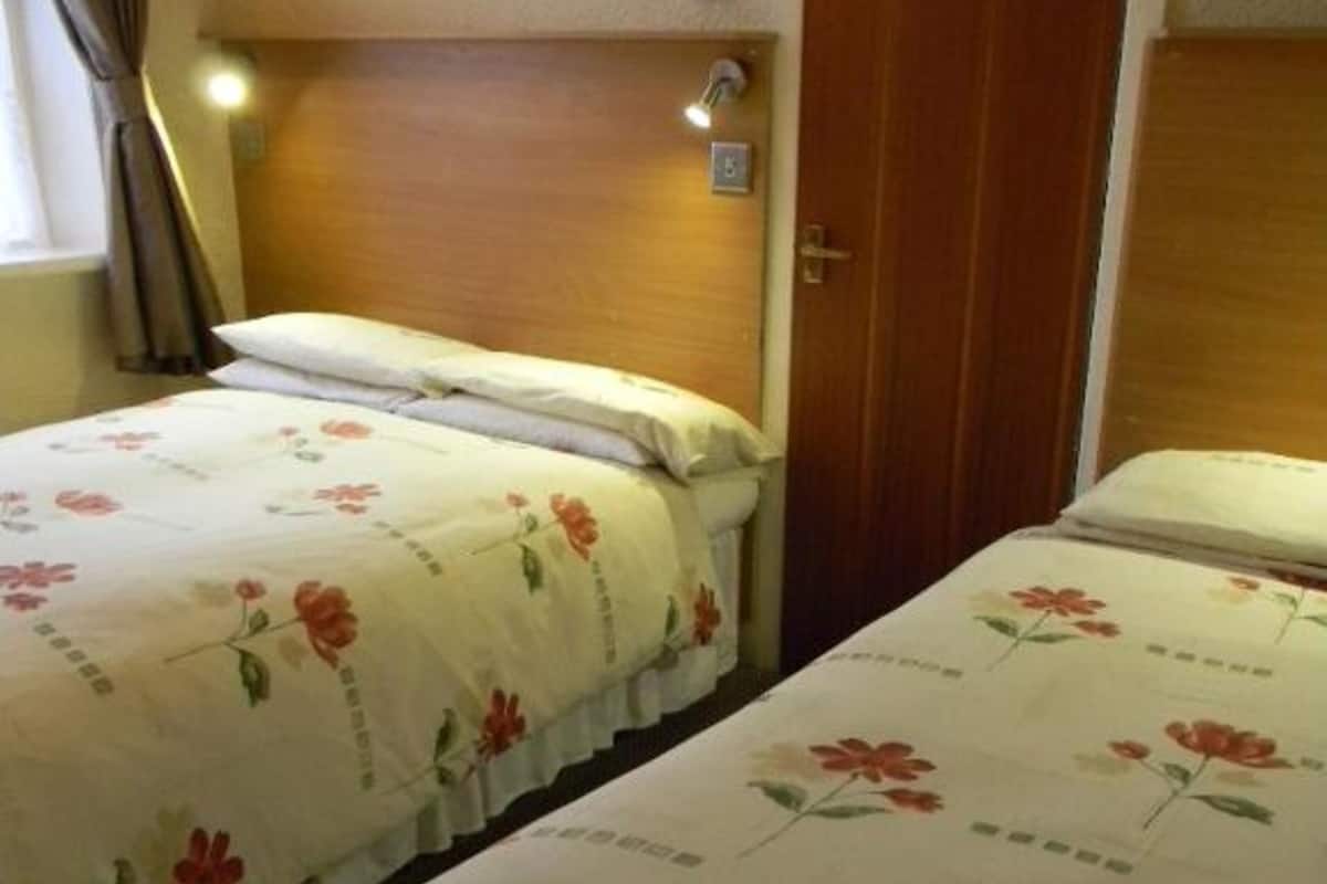 Coffres-forts dans les chambres, bureau, fer et planche à repasser