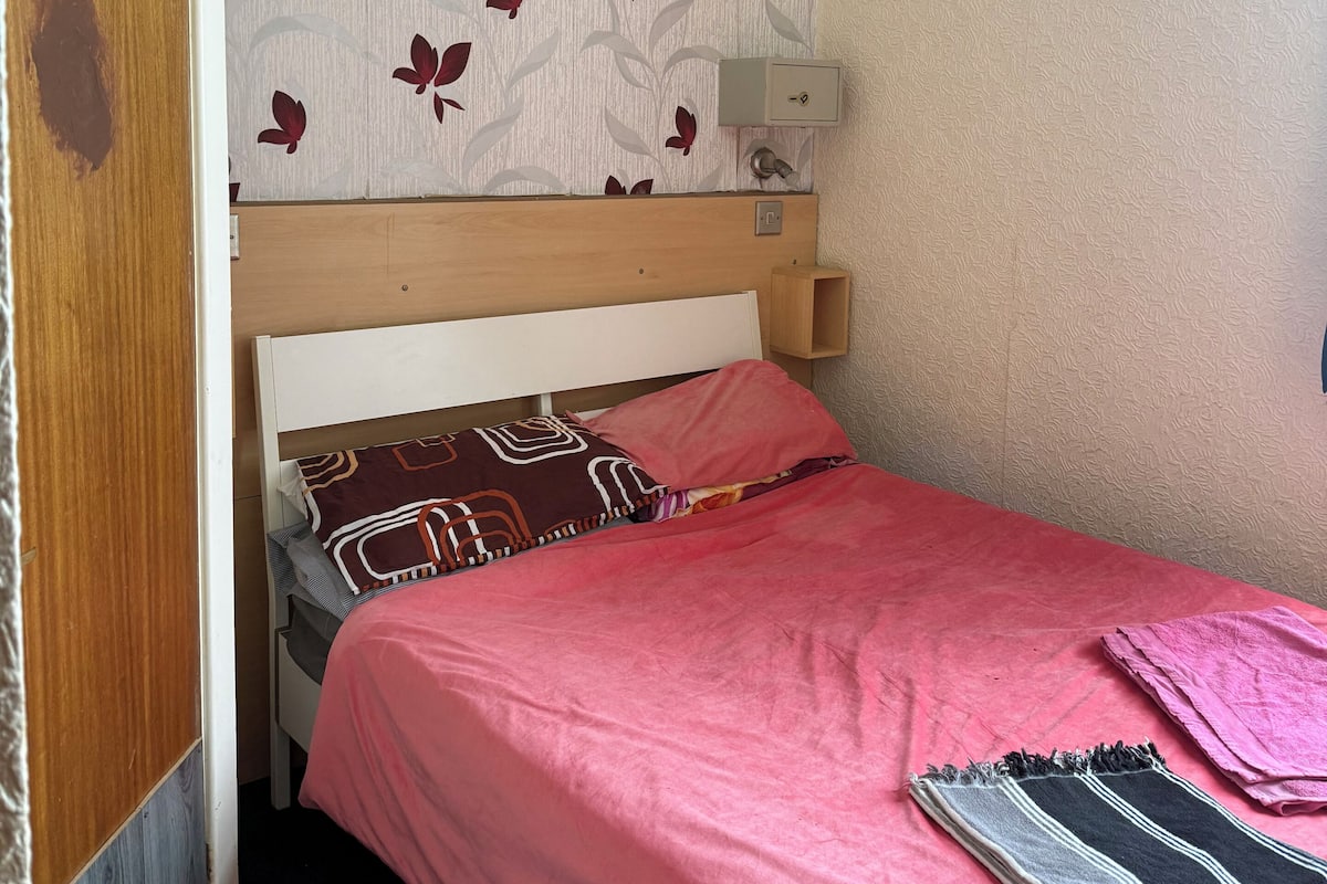 Economy Double Room, 1 Double Bed | In-room safe, desk, iron/ironing board, free WiFi
