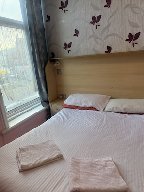 Quarto casal standard, 1 cama de casal | Cofres nos quartos, escrivaninha, ferros/tábuas de passar roupa