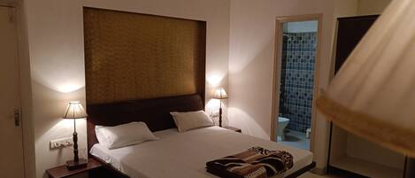 Escritorio, sistema de insonorización y wifi gratis