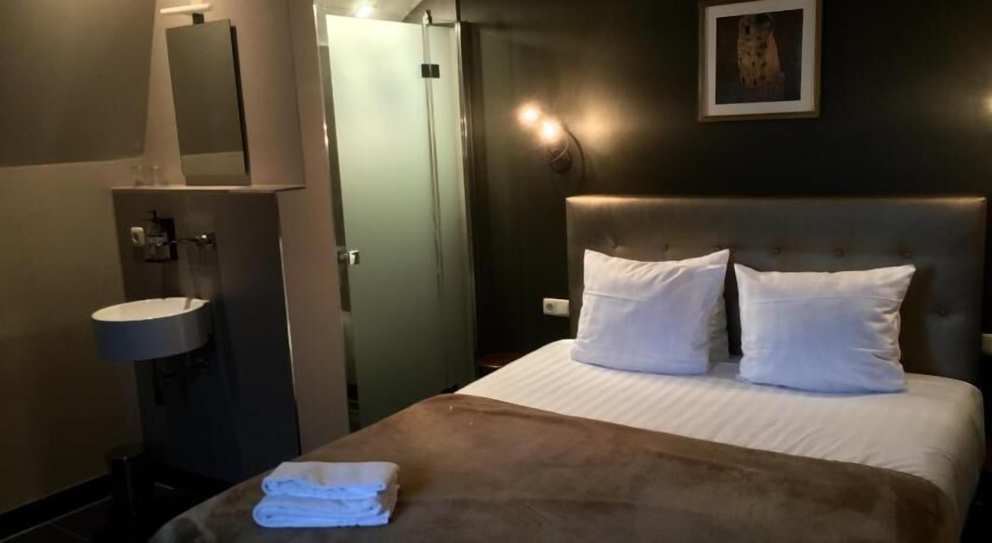 Minibaari, tallelokero huoneessa, silitysrauta/-lauta, lisävuoteet