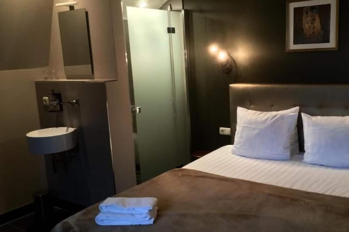 Minibaari, tallelokero huoneessa, silitysrauta/-lauta, lisÀvuoteet