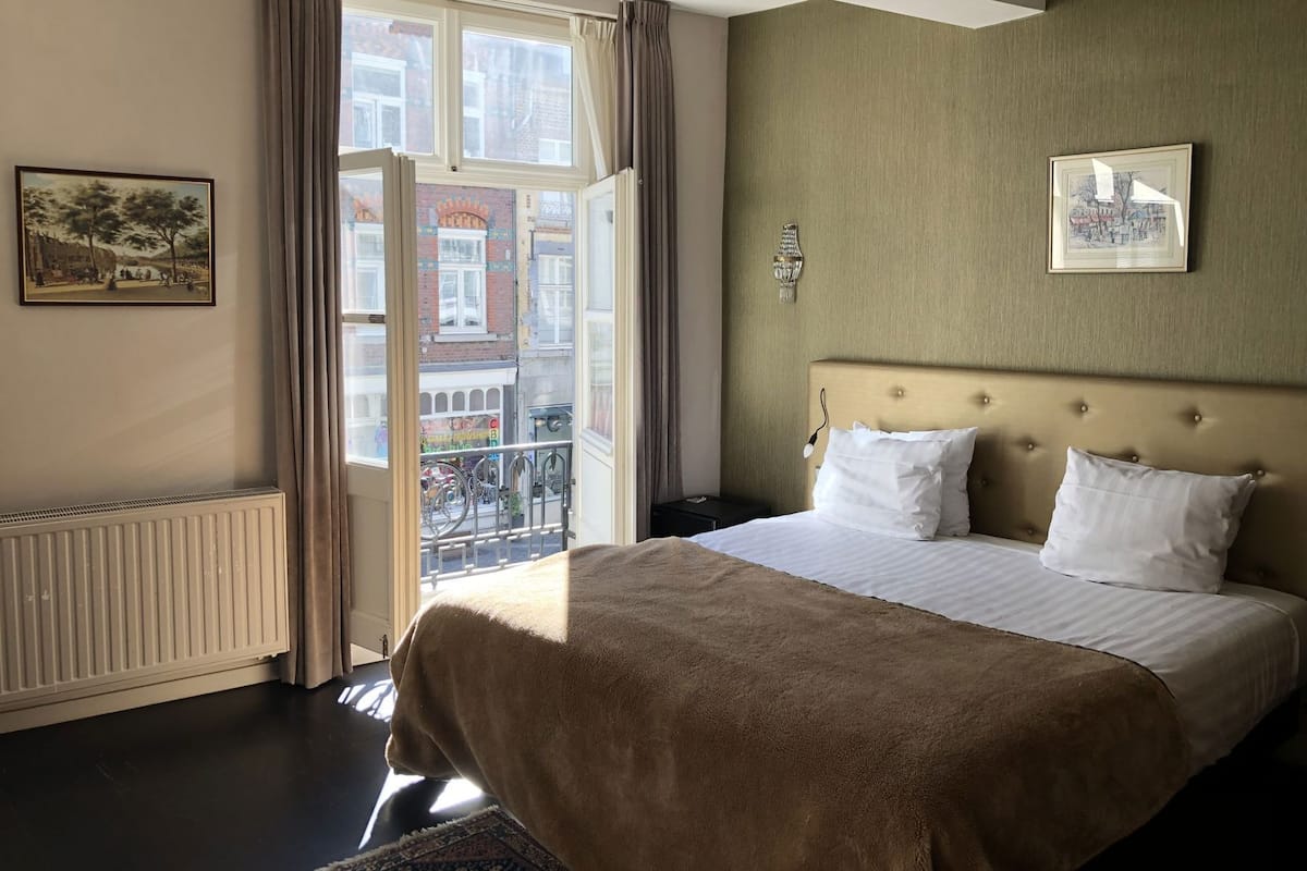 Minibaari, tallelokero huoneessa, silitysrauta/-lauta, lisÀvuoteet