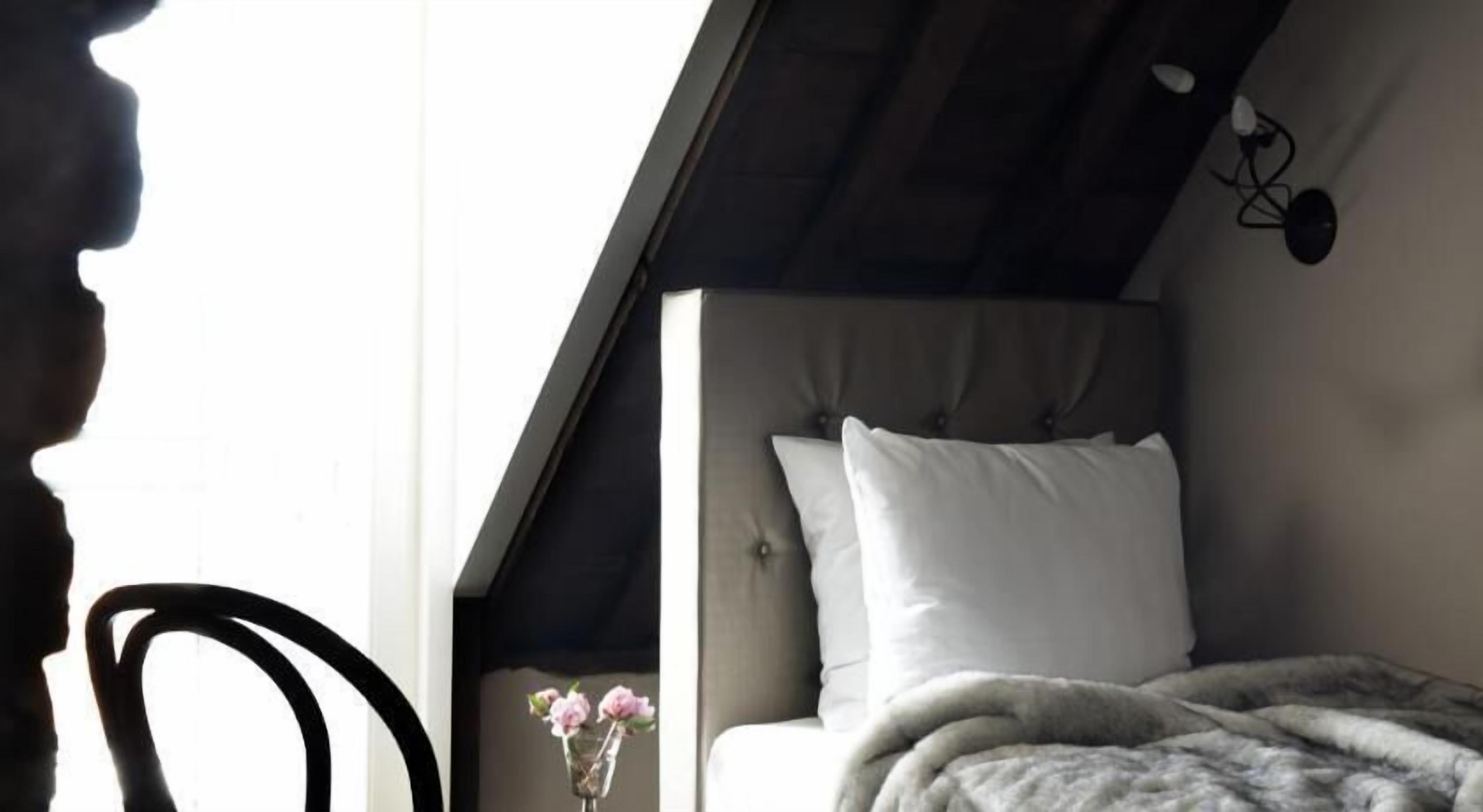 Minibaari, tallelokero huoneessa, silitysrauta/-lauta, lisävuoteet