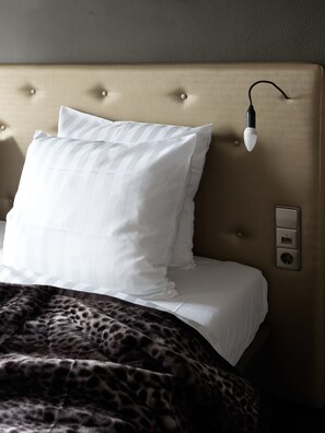 Kamar Double Basic, 1 Tempat Tidur Double atau 2 Tempat Tidur Twin, pemandangan kebun | Brankas, setrika/meja setrika, dan tempat tidur lipat/tambahan