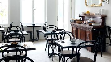 Tägliches Frühstücksbuffet (22 EUR pro Person)