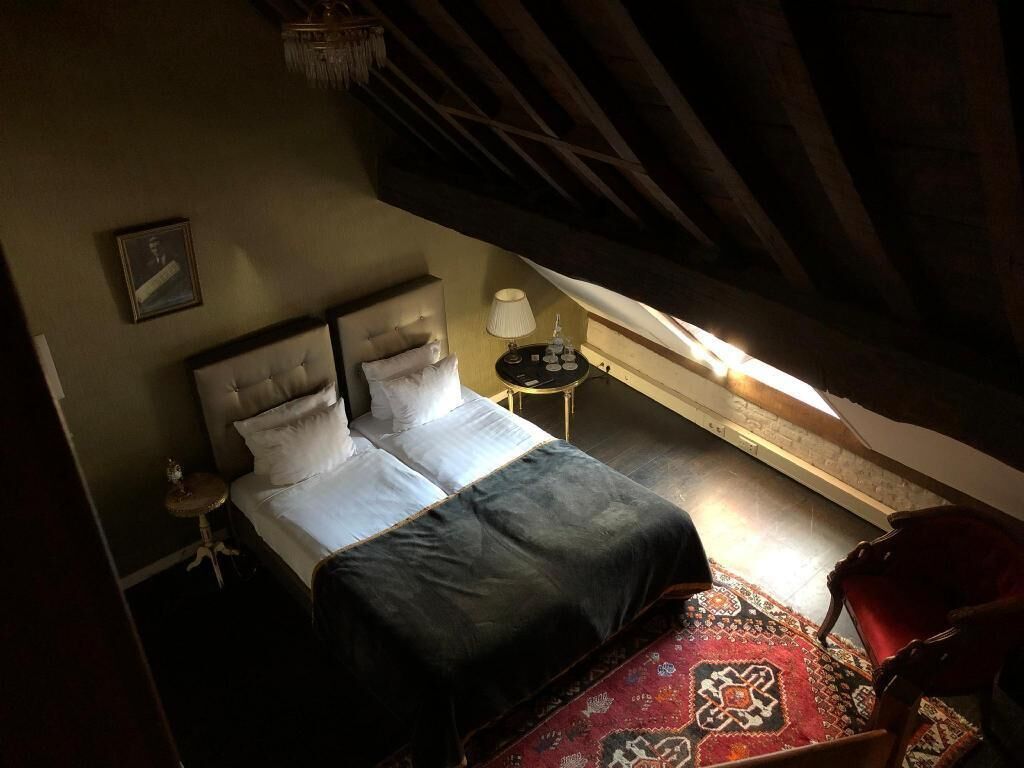 Minibaari, tallelokero huoneessa, silitysrauta/-lauta, lisävuoteet